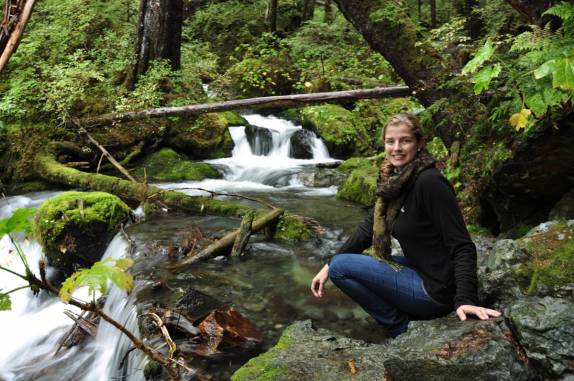 Riacho de águas geladas em floresta de Sitka, no sudeste do Alaska